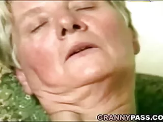 一位年长的祖母沉迷于与年轻情人的铁杆肛交。