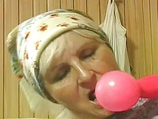 Une femme plus âgée est excitée par des hommes musclés avec de grosses bites pendant qu'elle regarde du porno.