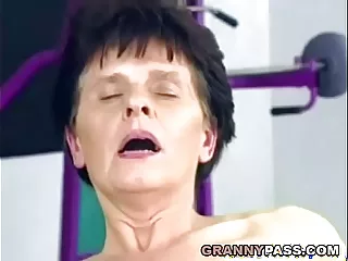 Un videoclip fierbinte prezintă o bunică fierbinte care ejaculează ca o fată tânără.