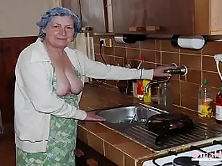 年配の女性がベッドで性行為に従事し、魅惑的で興奮する。