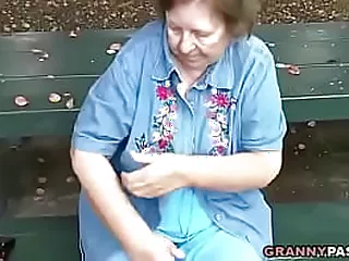 Oplev den modne forførelse af en bedstemors vellystige barm i denne intime video, der helt sikkert vil tilfredsstille deres trang til erfaren forførelse.