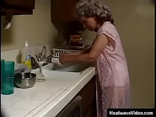 یک مادربزرگ مسن تر مشتاقانه روی شفت ضخیم لوله کش سیاه پوست سکس دهانی انجام می دهد، التماس های او را برای آب نادیده می گیرد و به برخورد ناخوشایند آنها ادامه می دهد.